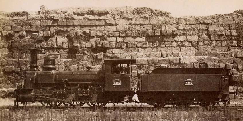 Servianische Stadtmauer auf dem Esquilin mit Lokomotive, Salzpapierabzug, 3. Viertel des 19. Jh, Foto: Lodovico Tuminello