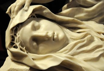 Melchiorre Cafà, "Selige Rosa von Lima/Blessed Rose of Saint Mary" (1665). Marmor/Marble. Lima, Convento Máximo de Nuestra Señora del Rosario, also called Convento de Santo Domingo. Foto TW, 2014 Marble sculpture of a veiled face with intricate details.