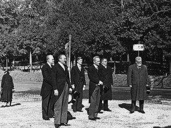 Rome, Pincio, Goethe monument: October 29, 1936, commemoration of Goethe's arrival in Rome on October 29, 1786: Hoppenstedt; Prinz zu Schaumburg-Lippe; Horn and others. Rome, Pincio, Goethe monument: October 29, 1936, commemoration of Goethe's arrival in Rome on October 29, 1786: Hoppenstedt; Prinz zu Schaumburg-Lippe; Horn and others.