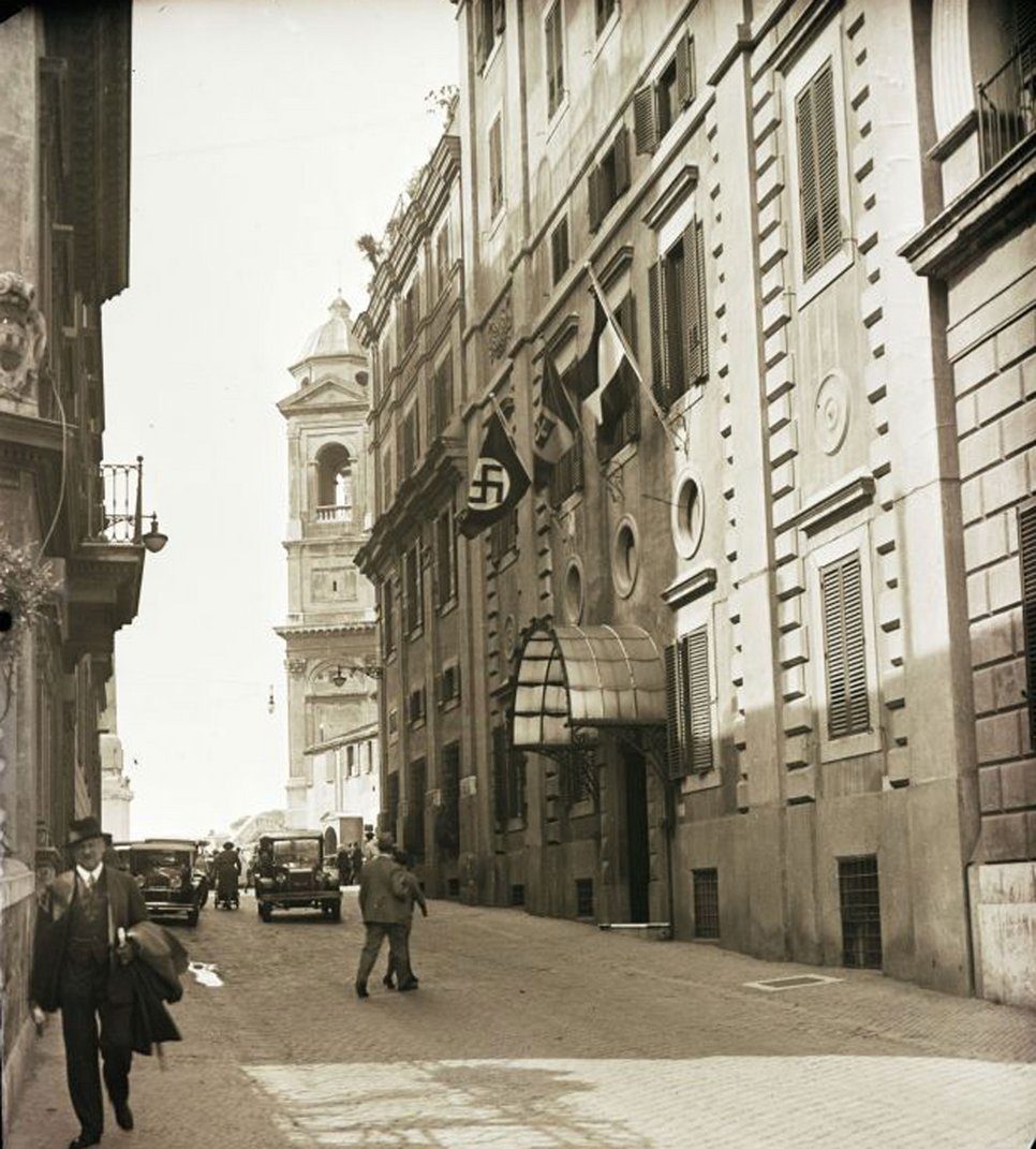 On the occasion of Hitler's birthday in 1933 Palazzo Zuccari was decorated with the flags of the Italian kingdom, the German Reich and the flag of the national socialist party.