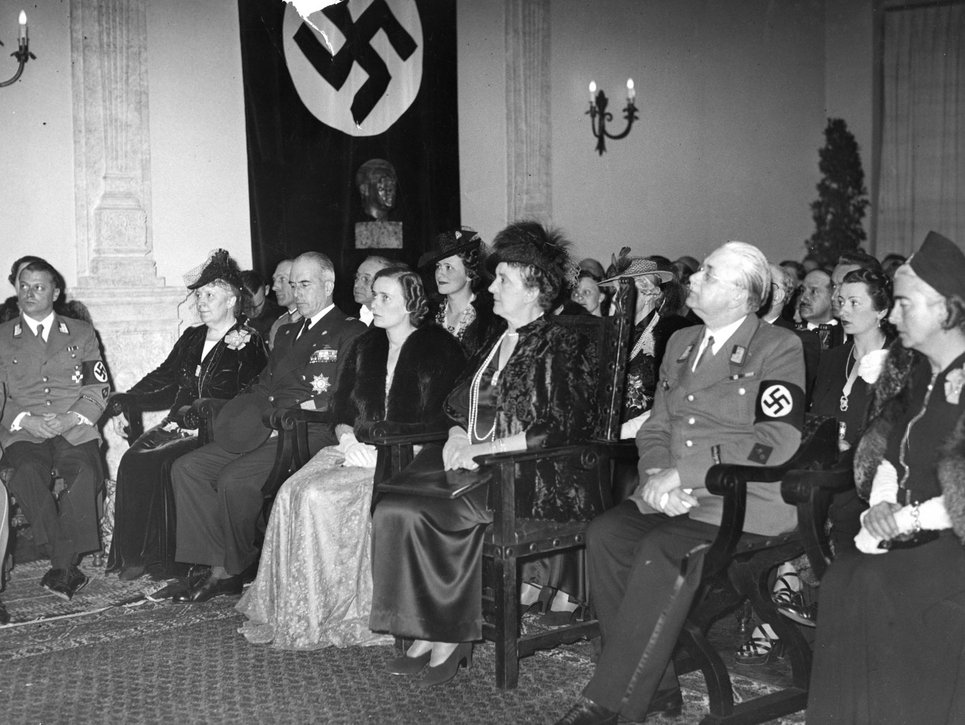 The social highlight of Werner Hoppenstedt's office was the visit of Italian Queen Elena on May 29, 1941. The subject of the medical lecture was the success of a Bulgarian-Italian treatment for encephalitis. The lecturer was the director of a clinic in Kassel, named after the queen. The photo shows Hoppenstedt sitting in the national socialist party’s uniform in the front row.