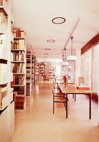 Der Neubau der 1960er Jahre des Architekten Silvio Galizia. Leseplätze mit Blick auf den Innenhof. Der Neubau der 1960er Jahre des Architekten Silvio Galizia. Leseplätze mit Blick auf den Innenhof.