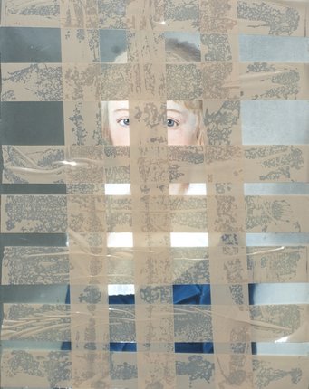 Elena Subach, from the series Hidden, 2022. Courtesy of the artist Rechteckige Streifen aus reflektierender Folie bilden ein Gittermuster, dahinter befindet sich ein Porträt.